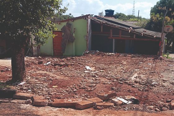 moradia a família desabrigada após enchente