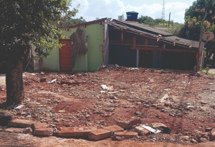 moradia a família desabrigada após enchente