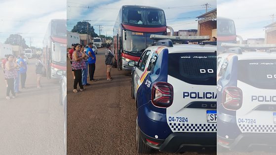 Homem tenta matar passageiro com faca dentro de ônibus e é contido