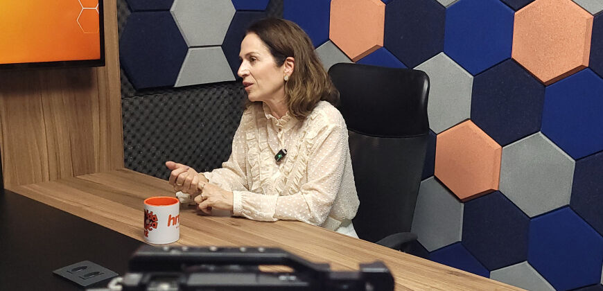 A ginecologista Fabiana Bersch no podcast HNT Entrevista. 