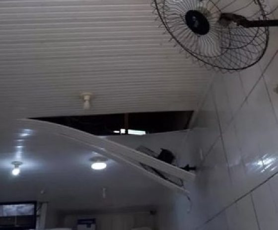 Cofre de supermercado é arrombado e suspeitos levam R$2 mil; entraram pelo forro