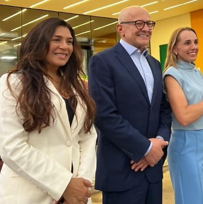 As vereadoras por Cuiabá, Dra. Mara (à esquerda) e Katisucia Mantelli, ambas do Podemos, com o governador Otaviano Pivetta (Republicanos).