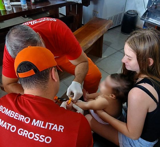 Bebê de dois anos prende dedo em anel de plástico e é salvo por bombeiros