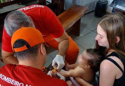 Bebê de dois anos prende dedo em anel de plástico e é salvo por bombeiros 