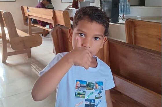 Menino de 6 anos morre após ser ferido com faca