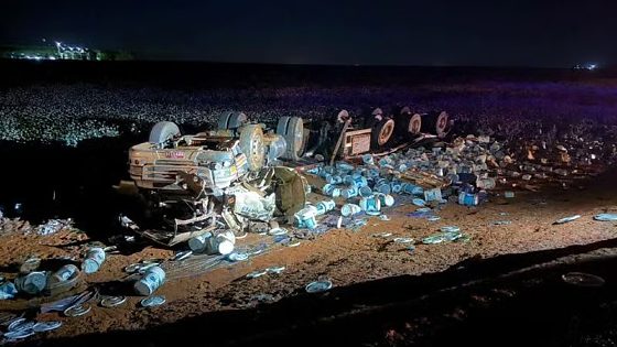Caminhoneiro morre preso às ferragens ao tombar carreta na BR-364