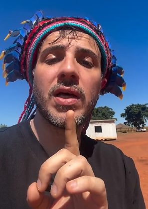 O pré-candidato à presidência da República, Renan Santos (Missão), durante visita a cooperativa agrícola em Campo Novo do Parecis.