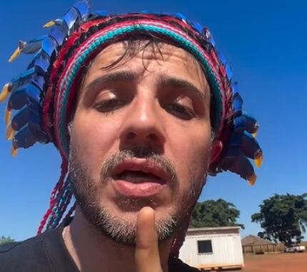 O pré-candidato à presidência da República, Renan Santos (Missão), durante visita a cooperativa agrícola em Campo Novo do Parecis. 