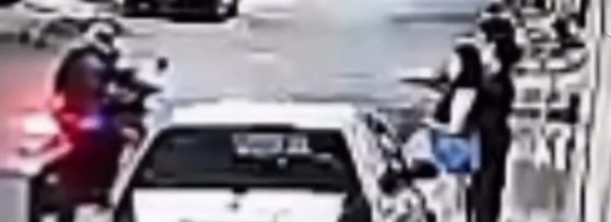 Policial atirando em entregador