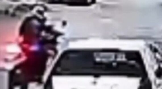 Policial atirando em entregador 