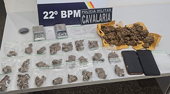 Dupla presa com drogas enterradas no quintal em Peixoto