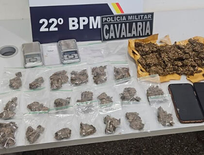 Dupla presa com drogas enterradas no quintal em Peixoto