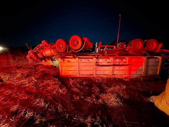 Carreta capota e caminhoneiro morre preso às ferragens na MT-235