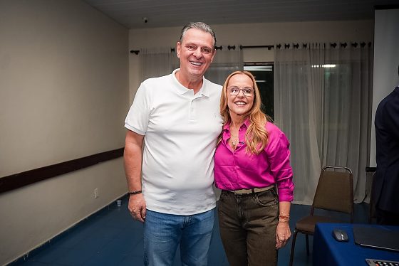 O senador Carlos Fávaro e a pré-candidata ao governo, Natasha Slhessarenko, ambos do PSD. 