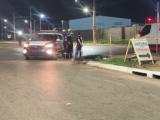 mulher pula de moto e é atropelada por carreta