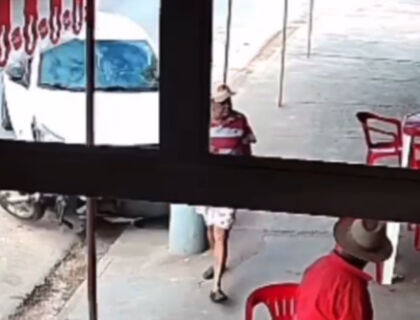 Idoso escapa de atropelamento após carro perder o controle e bater em poste; veja vídeo