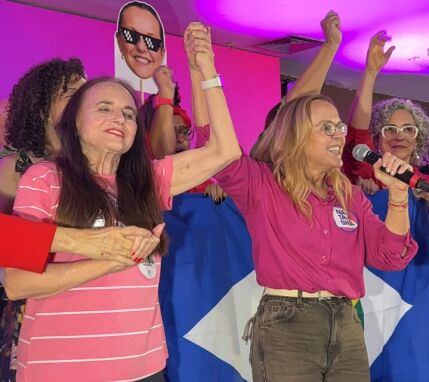 À direita a candidata ao governo, Natasha Slhessarenko (PSD), e à esquerda a ex-senadora Serys Slhessarenko. 