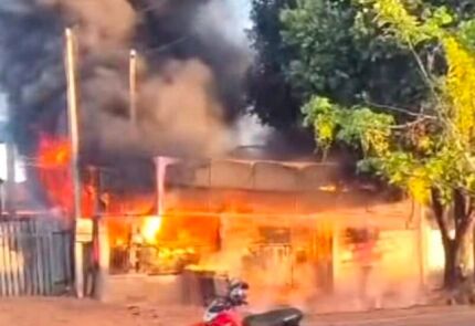 Pastelaria é destruída por incêndio iniciado em fritadeira 
