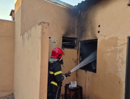 Briga entre moradores termina com casa incendiada em Rondonópolis 
