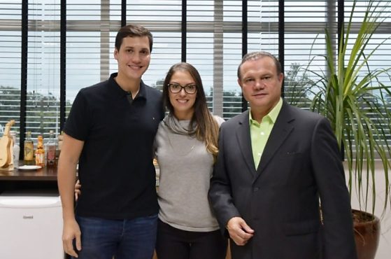 A deputada estadual Janaina Riva (MDB) entre o esposo, Diógenes Fagundes, e o sogro, o senador Wellington Fagundes (PL).