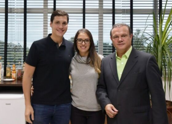 A deputada estadual Janaina Riva (MDB) entre o esposo, Diógenes Fagundes, e o sogro, o senador Wellington Fagundes (PL). 