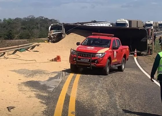 Caminhoneiro morre preso às ferragens em acidente entre duas carretas na MT-130