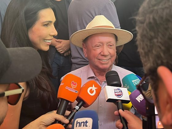 O prefeito de Sinop, Roberto Dorner (PL), e a ex-primeira-dama de Sinop, Scheila Pedroso (Podemos), pré-candidata a deputada estadual.