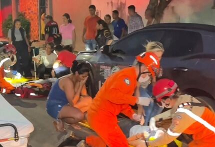 Acidente entre carro e bicicleta elétrica deixa adolescentes de 13 anos 
