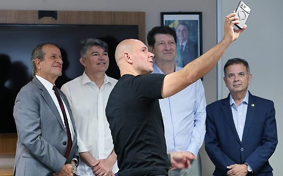 Em destaque, o prefeito de Cuiabá, Abilio Brunini; no fundo, o presidente nacional do PL, Valdemar Costa Neto, o deputado federal José Medeiros e Odílio Balbinotti Filho.