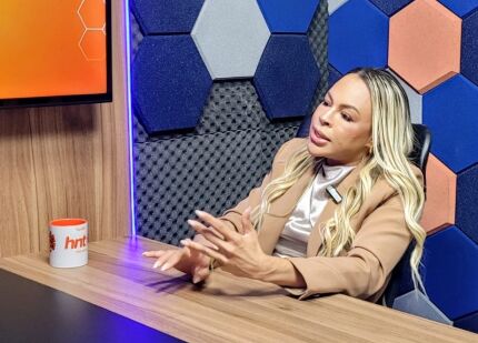 A biomédica Paolla Silva no podcast HNT Entrevista.