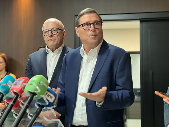 O ex-secretário-chefe da Casa Civil, Mauro Carvalho, em destaque e ao fundo o governador Otaviano Pivetta (Republicanos).