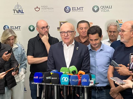 O governador Otaviano Pivetta (Republicanos) com comitiva de deputados da base.