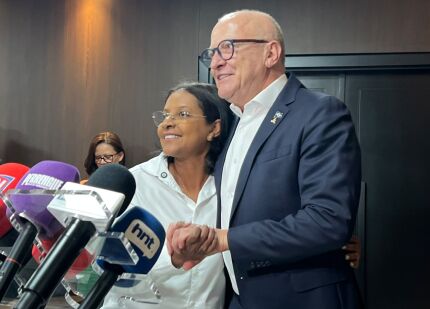 A suplente de deputada federal Gisela Simona (União Brasil) e o governador Otaviano Pivetta (Republicanos).