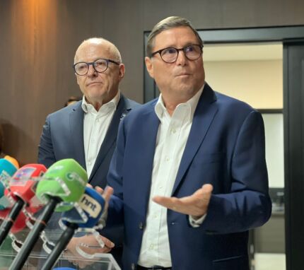 O ex-secretário-chefe da Casa Civil, Mauro Carvalho, em destaque e ao fundo o governador Otaviano Pivetta (Republicanos). 