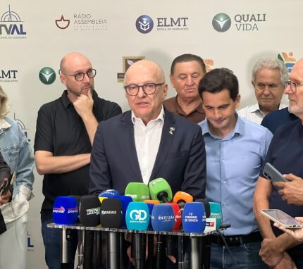 O governador Otaviano Pivetta (Republicanos) com comitiva de deputados da base. 