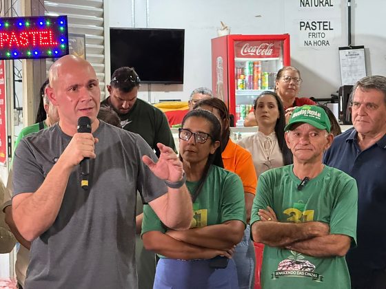 O prefeito de Cuiabá, Abilio Brunini (PL), e o presidente da Associação dos Camelôs do Shopping Popular, Misael Galvão.
