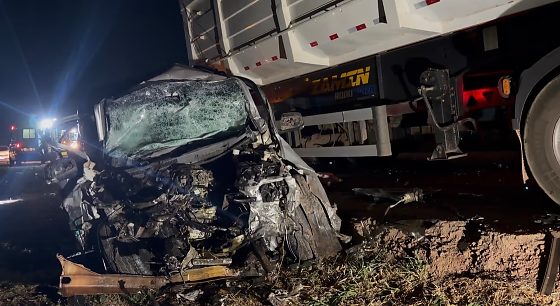 Caminhonete bate de frente com carreta e motorista morre na BR-070