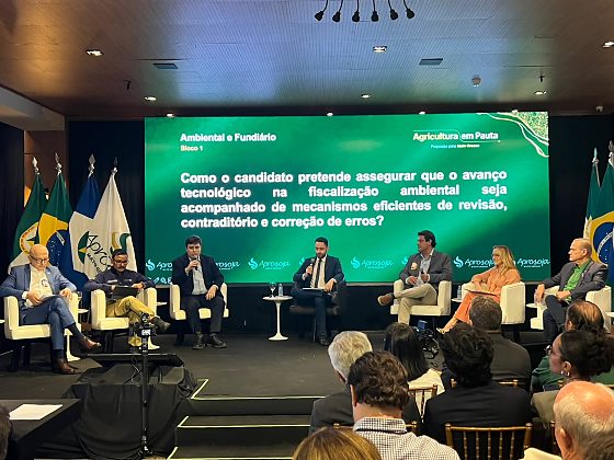 Os candidatos ao governo em encontro promovido pela Aprosoja-MT. 
