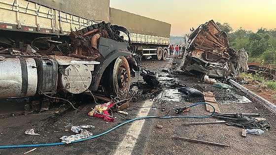 acidente entre dois caminhões na BR-158 em Confresa