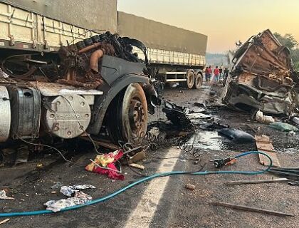 acidente entre dois caminhões na BR-158 em Confresa