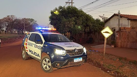 Adolescente de 17 anos baleado 3 vezez na porta de casa
