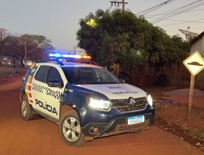 Adolescente de 17 anos baleado 3 vezez na porta de casa
