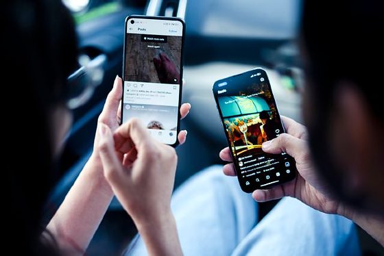 Casal nas redes sociais