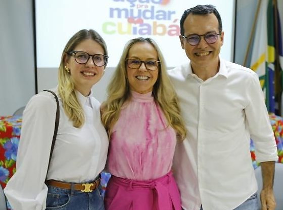 A candidata a deputada federal, Rafaela Fávaro (PSD), ao lado da candidata ao governo Natasha Slhessarenko (PSD), e o deputado estadual Lúdio Cabral (PT).