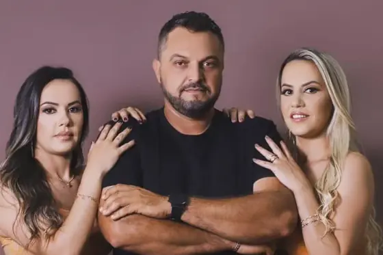 Trisal rainha de rodeio, irmã gêmea e agricultor