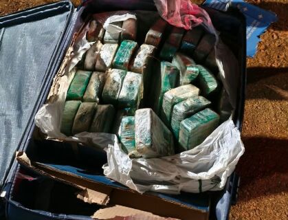 Homem de 53 anos é preso com 35 tabletes de pasta base dentro de porta-malas 