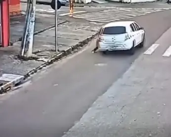 Adolescente é arrastada por carro de motorista de app