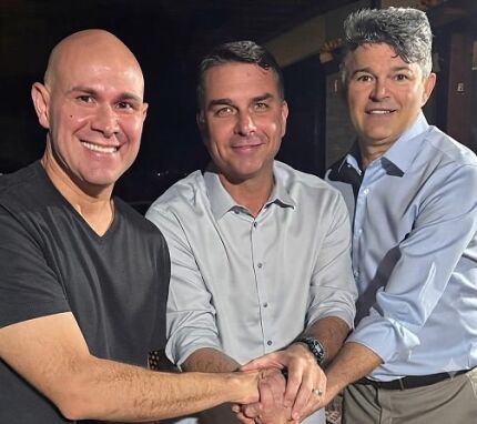 Abilio Brunini e Flávio Bolsonaro e José Medeiros 