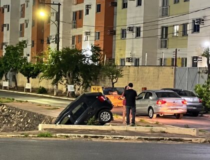 Carro fica pendurado em ponte sobre córrego no bairro Poção