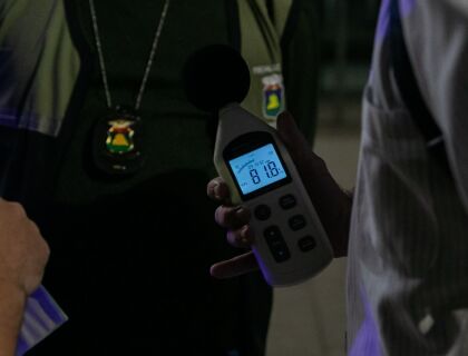 som alto, fiscalização, denúncia